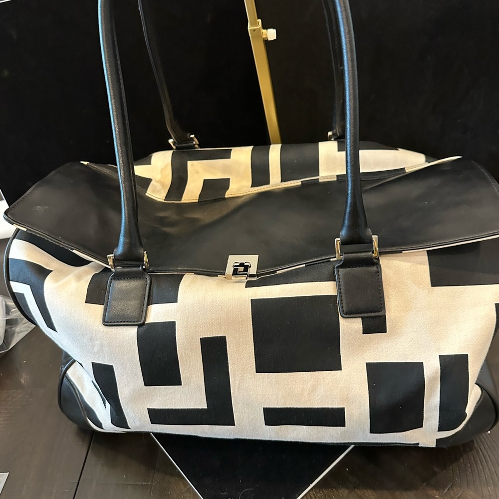 Spacious Black and Cream Geometric Tote Bag. Great carry on or fun beach bag - Picture 1 of 11